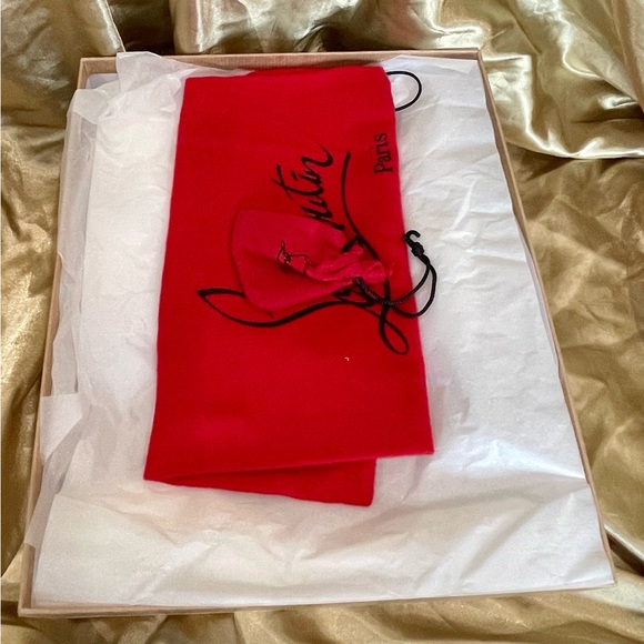 Christian Louboutin - Picture 7 of 8